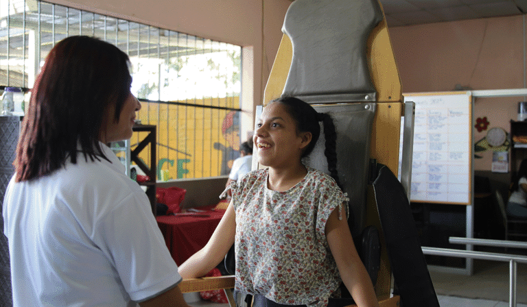 Personas con discapacidad reciben atención más cerca de sus comunidades a través de 14 centros inclusivos